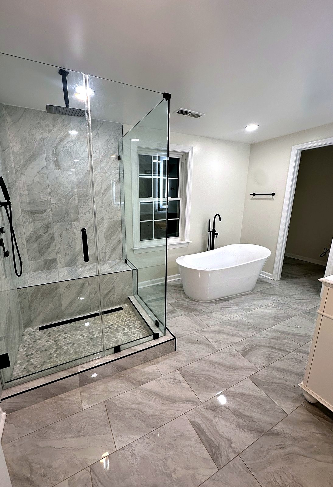 Frameless glass, linear drain