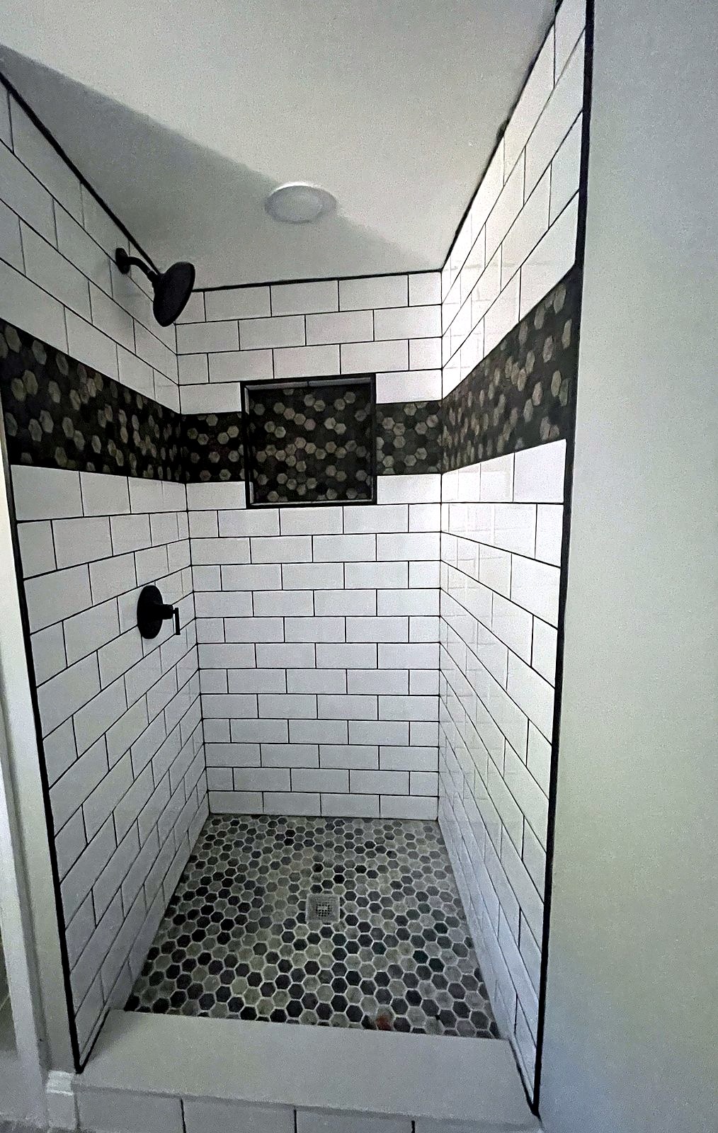 Subway tile with hex accent